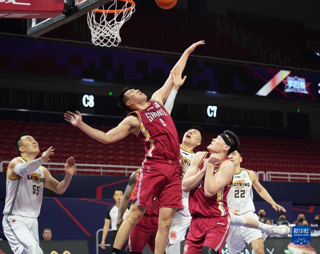 致敬李惠堂，赞助商犀旺送给魏祥鑫一颗柚子足球