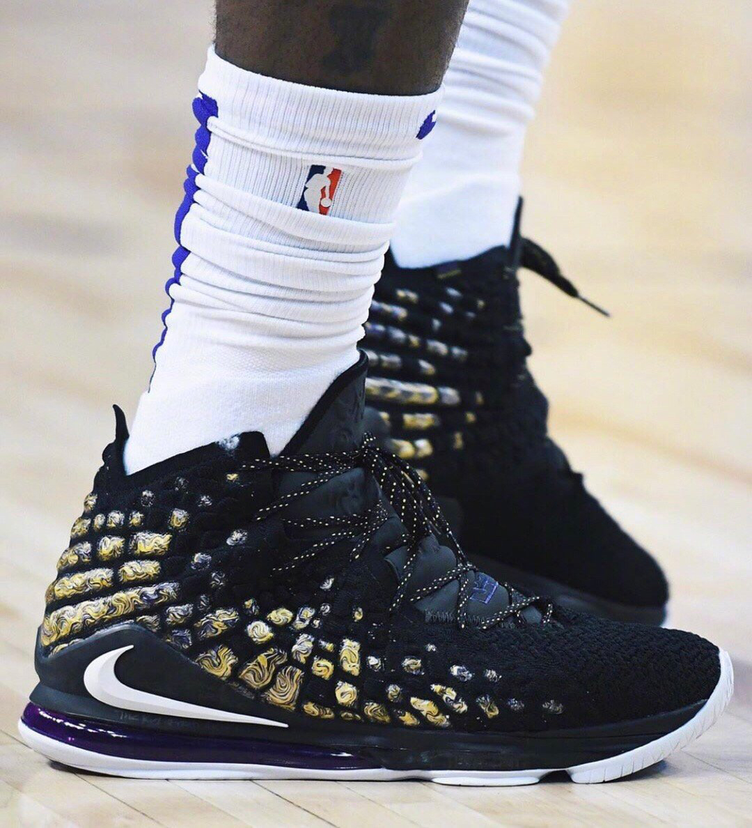 茵曼：“鲍比，你觉得我们应该选谁？”