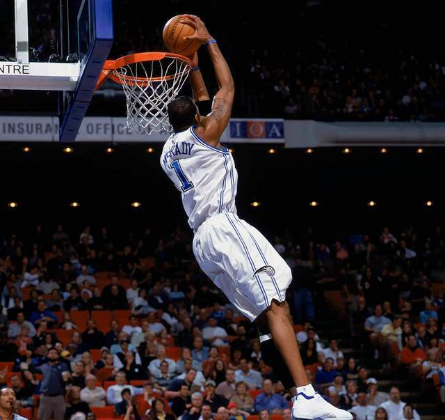 巴里·邦兹在 2007 年击出生涯第 756 支本垒打，超越汉克·阿伦成为历史全垒打王