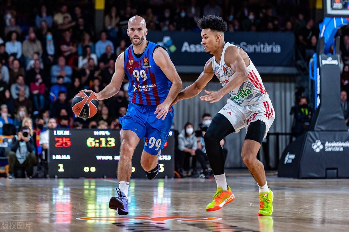 威少凶狠犯规罗林斯还辱骂对方，对着雄鹿板凳席嘲讽：他啥也不会